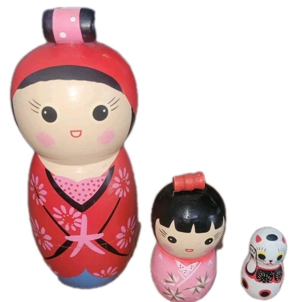 Kokeshi Doll Set of 3 – Japanese Wooden Dolls – Red Pink Kimono – Maneki Neko Ca